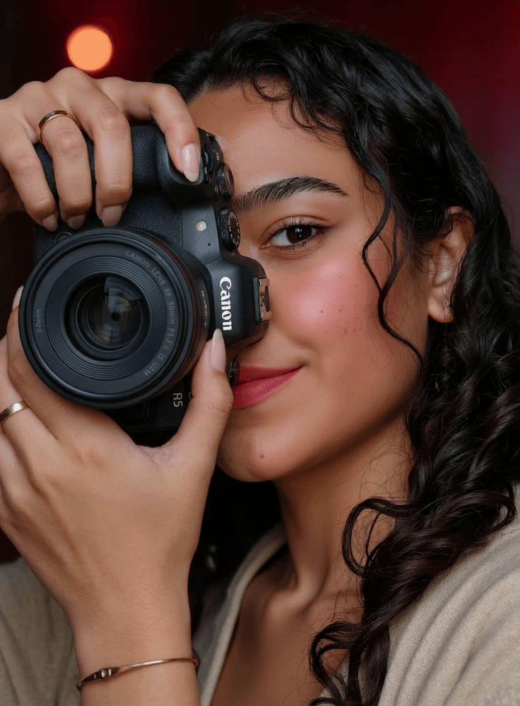 Alessandra Oliveira segurando uma câmera fotográfica